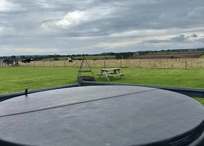 Unit 0 - Fully Serviced Weather Pitch With Hot Tub קרליסל